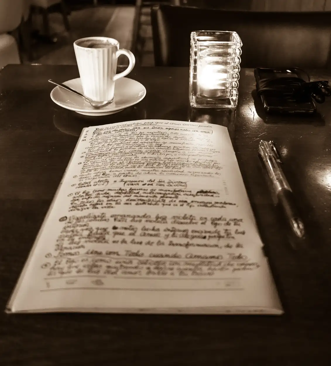 cuaderno-café-vela-bolígrafo
